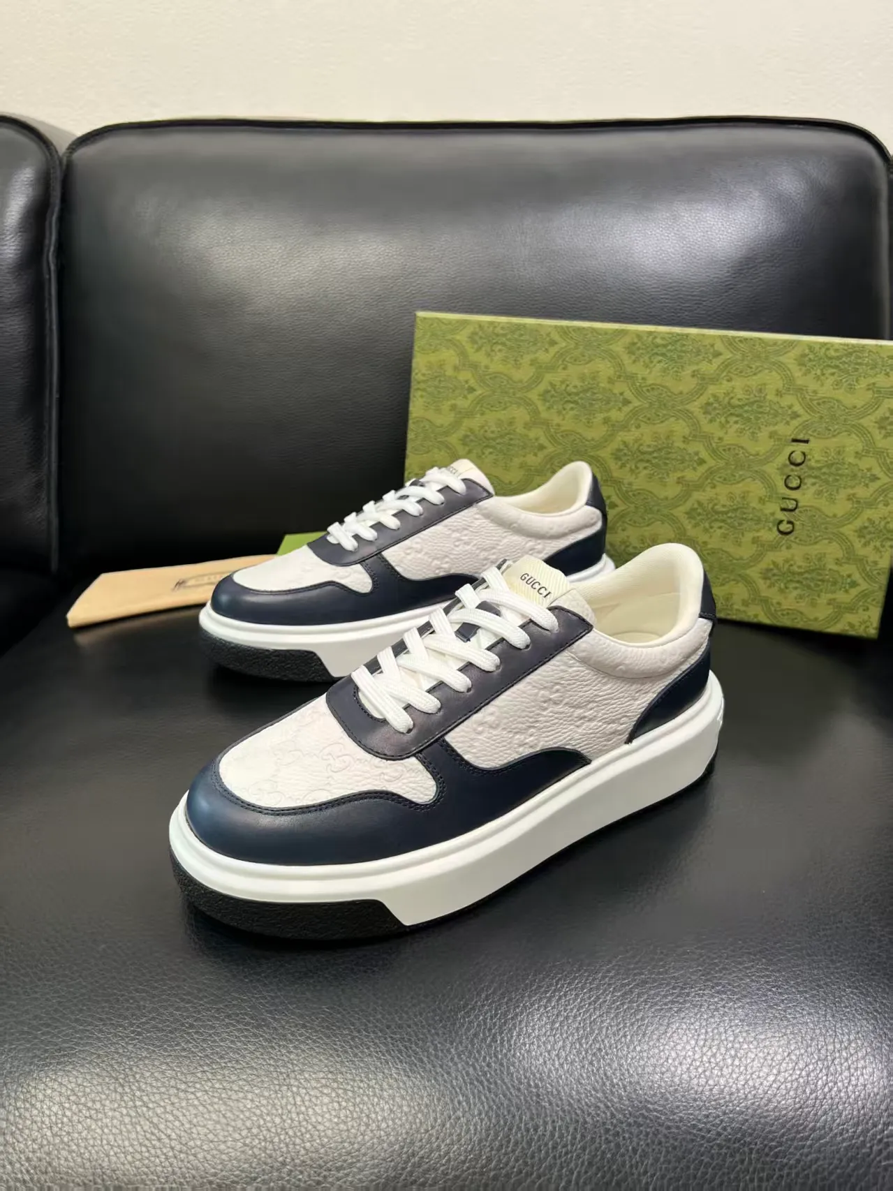 White and black P460 new men's shoes GUCCI [Lightning] latest shoes are shipped. Original quality, fashionable, made of special materials, sheepskin lining, brand new packaging. The foot feels super comfortable and the workmanship is impeccable. Size: Male 38-45.